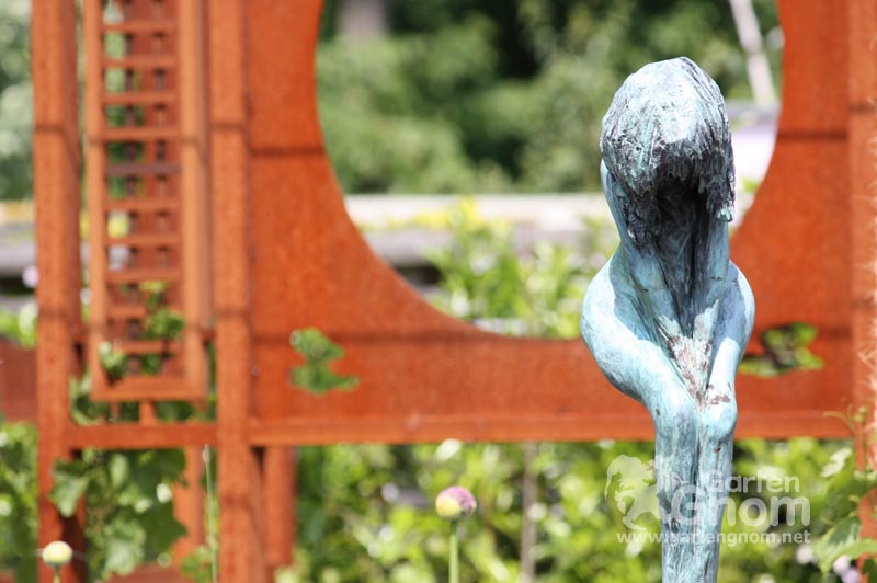 Skulptur und rostiges Metall im Garten.