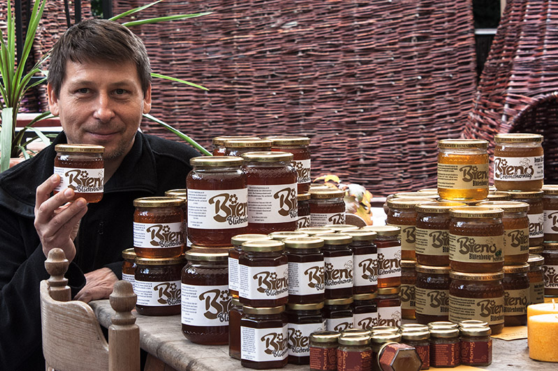 Imker Karner mit dem Honig seiner Bienen