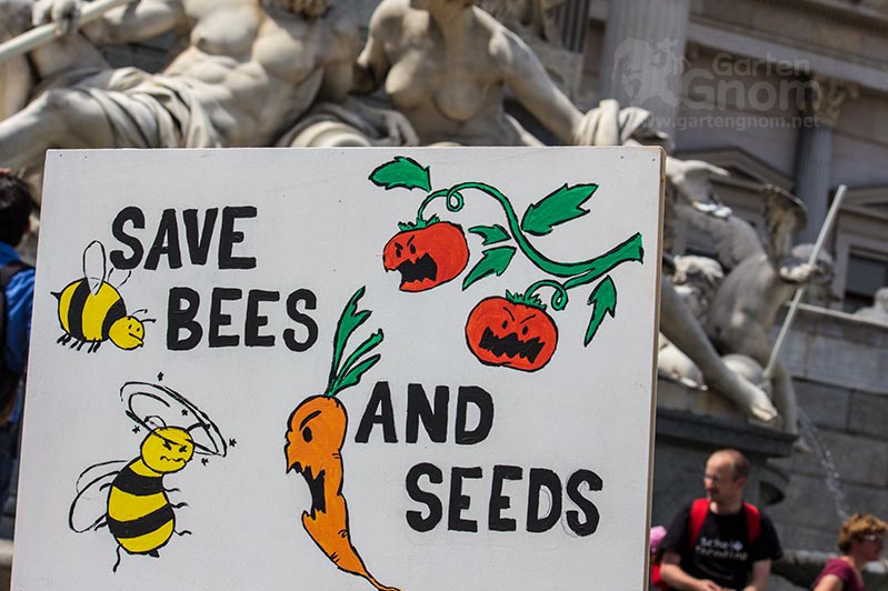 Demo-Schild mit der Aufschrift: Save Bees and Seeds!