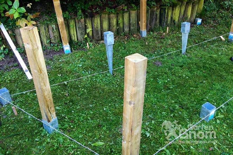 Igel Auswilderungsvoliere: Die Bodenanker für die Holz-Steher werden eingeschlagen.