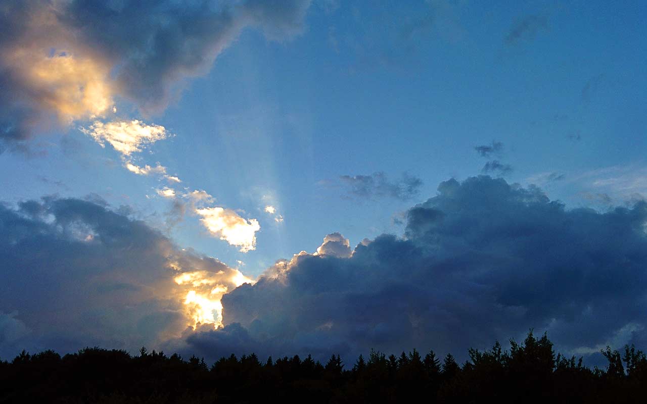 Wolkenhimmel mit Abendsonne